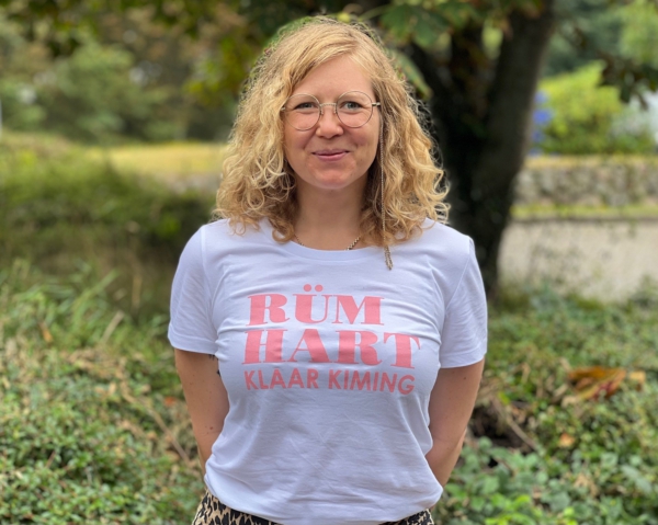 T-Shirt ALVA „Rüm Hart Klaar Kiming“ in weiss – Bild 3