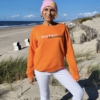 Sweater FINN „barfuss am Strand“ in bright orange (unisex) – Bild 3