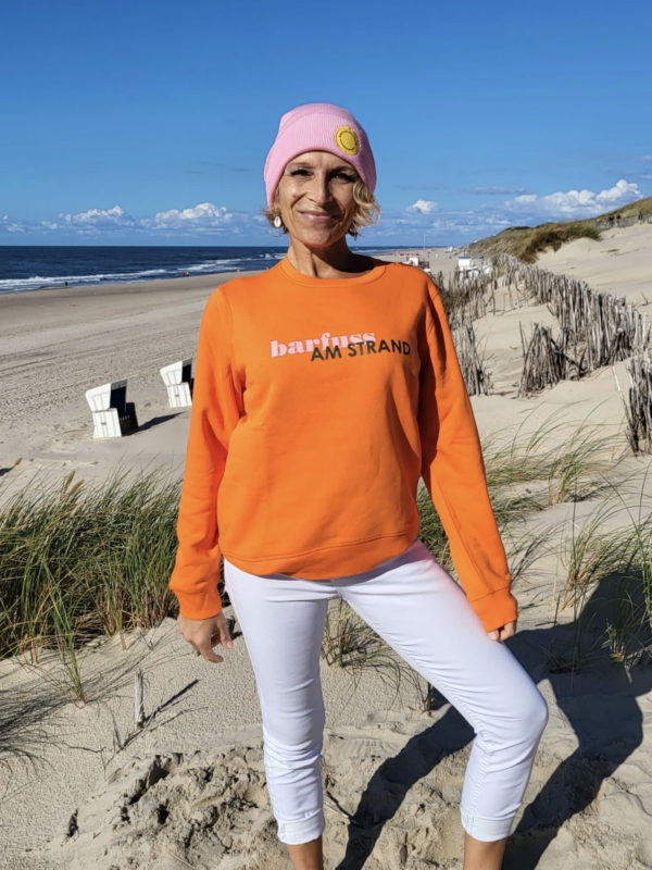 Sweater FINN „barfuss am Strand“ in bright orange (unisex) – Bild 3