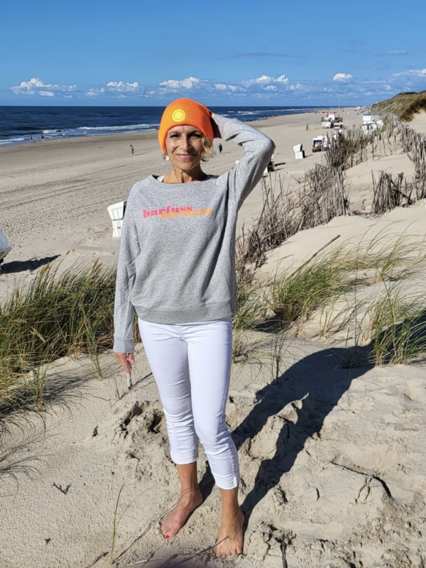 Sweater FRIDA „barfuss am Strand“ in heather grey (women) – Bild 3