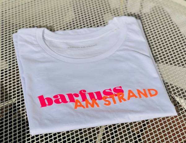 T-Shirt ALVA „barfuss am Strand“ in weiss (women) – Bild 3