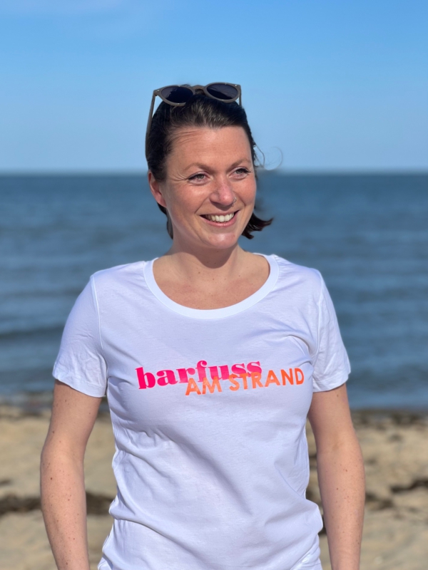 T-Shirt ALVA „barfuss am Strand“ in weiss (women)