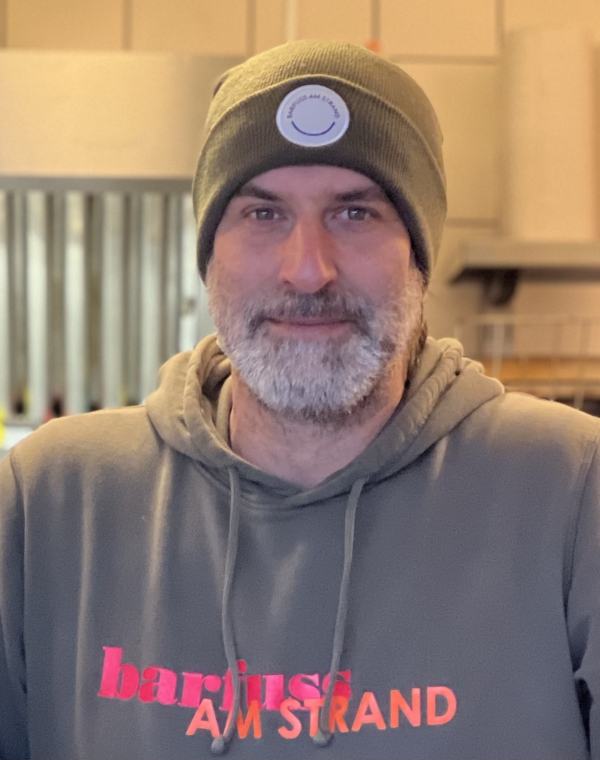 Beanie NOA "barfuss am Strand" Patch grau – Bild 9