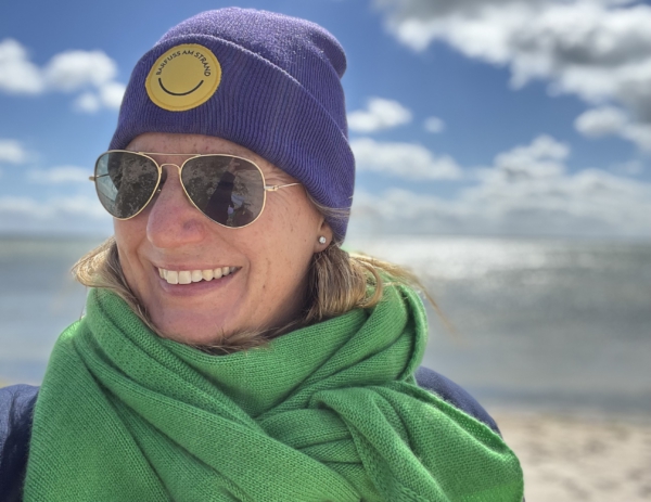 Beanie NOA "barfuss am Strand" Patch gelb – Bild 3
