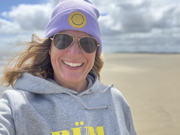 Beanie NOA "barfuss am Strand" Patch gelb – Bild 4