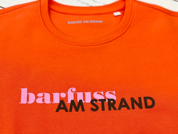Sweater FINN „barfuss am Strand“ in bright orange (unisex) – Bild 6