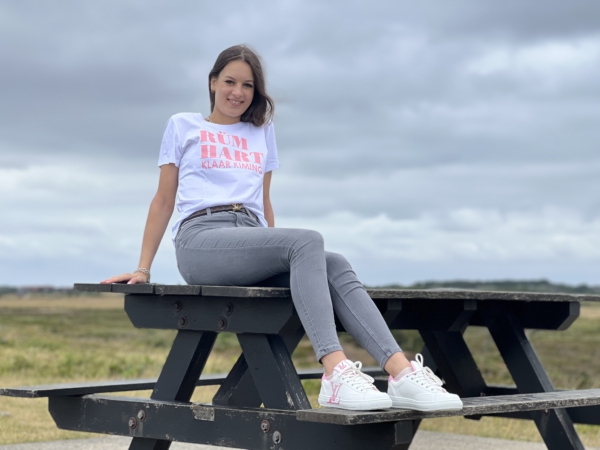 T-Shirt ALVA „Rüm Hart Klaar Kiming“ in weiss – Bild 2
