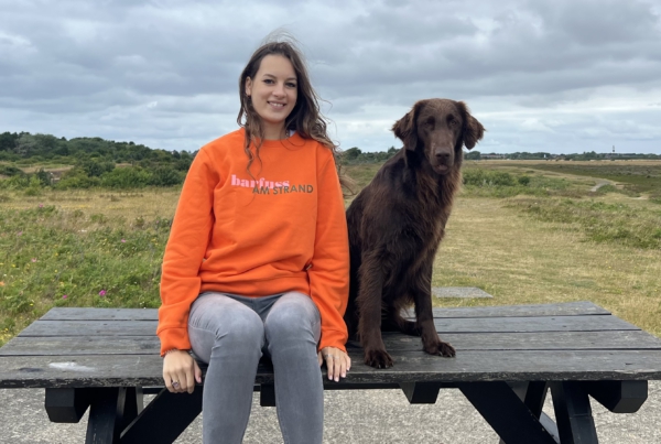 Sweater FINN „barfuss am Strand“ in bright orange (unisex) – Bild 5