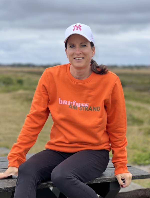Sweater FINN „barfuss am Strand“ in bright orange (unisex)
