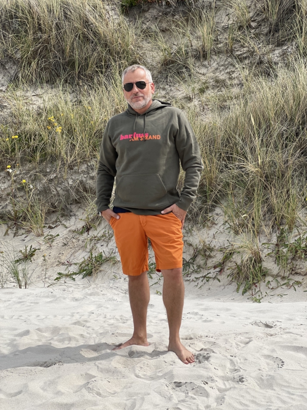 Hoodie LUCA „barfuss am Strand“ in khaki (unisex) – Bild 3