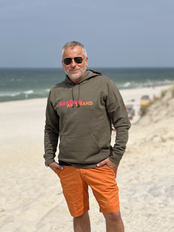 Hoodie LUCA „barfuss am Strand“ in khaki (unisex)