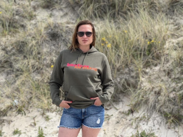 Hoodie LUCA „barfuss am Strand“ in khaki (unisex) – Bild 2