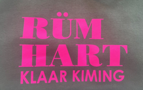 Hoodie LUCA „Rüm Hart Klaar Kiming“ in khaki (unisex) – Bild 4