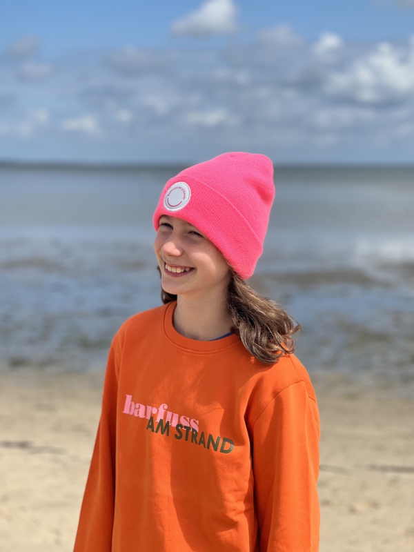 Sweater FINN „barfuss am Strand“ in bright orange (unisex) – Bild 2