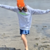 Hoodie LUCA „barfuss am Strand“ in serene blue (unisex) – Bild 2