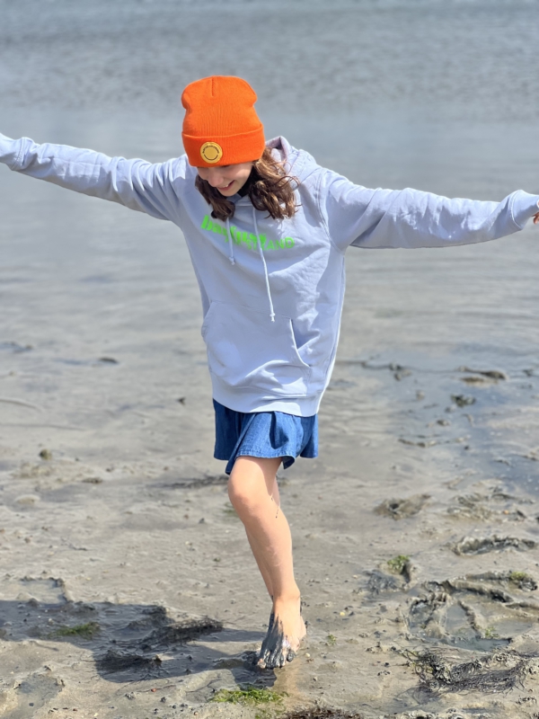 Hoodie LUCA „barfuss am Strand“ in serene blue (unisex) – Bild 2