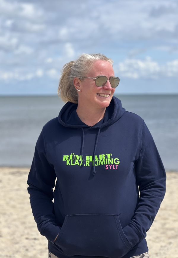 Hoodie LUCA „Rüm Hart Klaar Kiming Sylt“ in french navy (unisex) – Bild 3