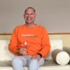 Sweater FINN „barfuss am Strand“ in bright orange (unisex) – Bild 4