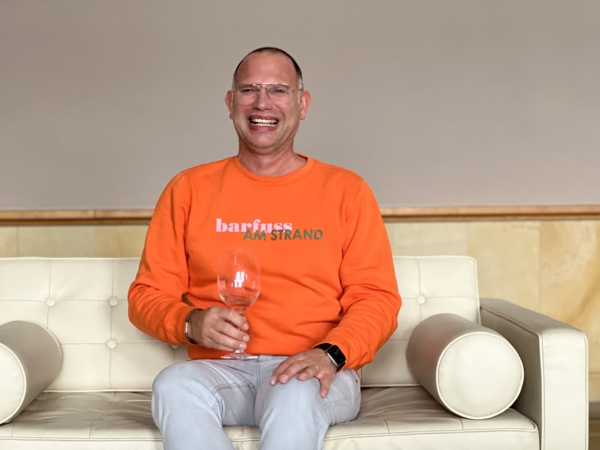 Sweater FINN „barfuss am Strand“ in bright orange (unisex) – Bild 4