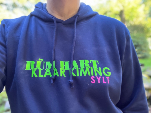 Hoodie LUCA „Rüm Hart Klaar Kiming Sylt“ in french navy (unisex) – Bild 4