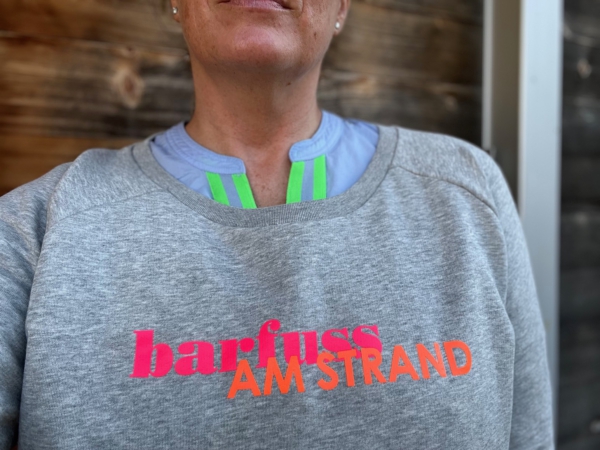 Sweater FRIDA „barfuss am Strand“ in heather grey (women) – Bild 2