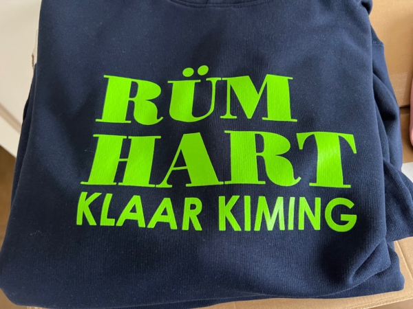 Hoodie LUCA „Rüm Hart Klaar Kiming“ in french navy (unisex) – Bild 5