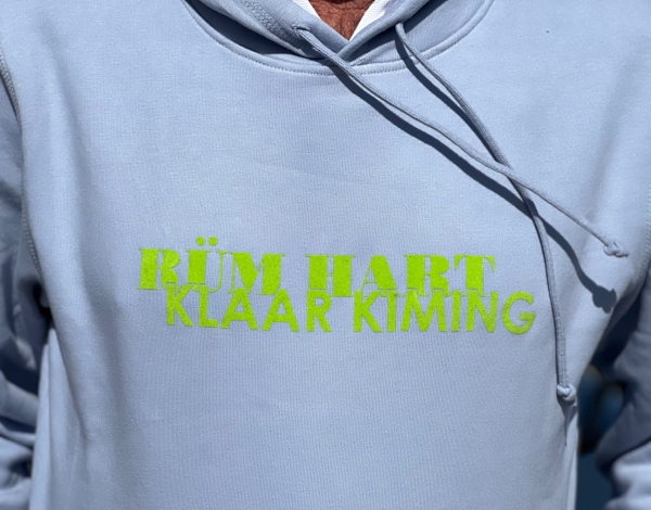 Hoodie LUCA „Rüm Hart Klaar Kiming“ in serene blue (unisex) – Bild 3
