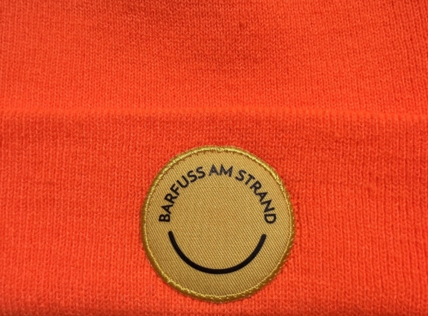 Beanie NOA "barfuss am Strand" neon orange (Patch gelb) – Bild 4