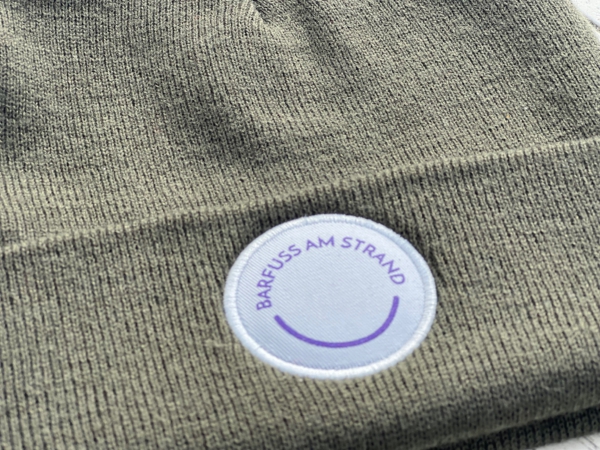 Beanie NOA "barfuss am Strand" Patch grau – Bild 5
